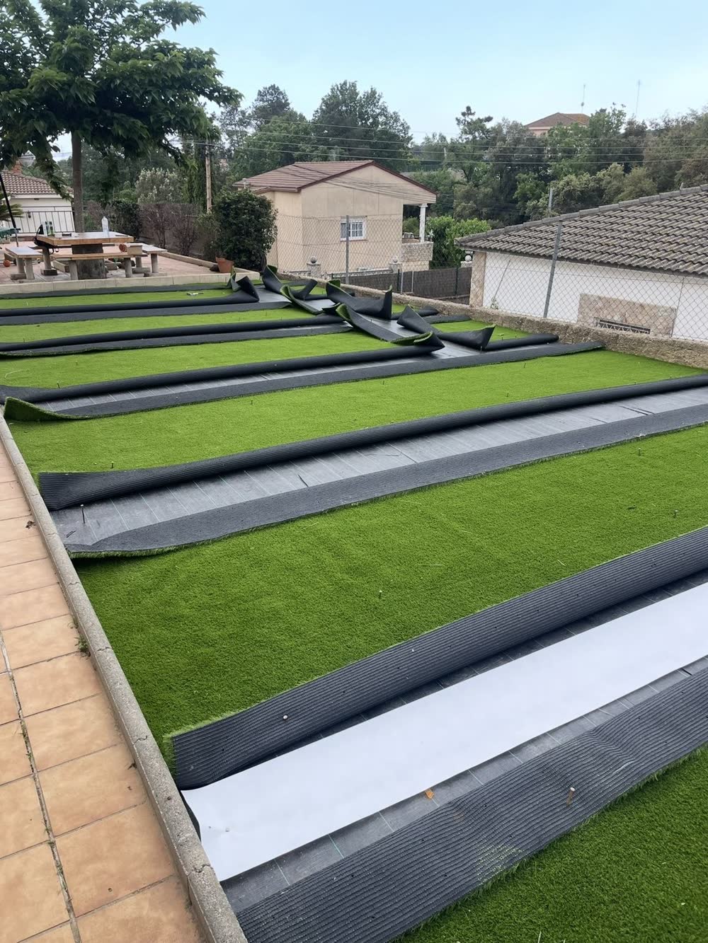 Cuidado y mantenimiento de césped en la Costa Brava — trabajo real de Jardinería Vida Verde