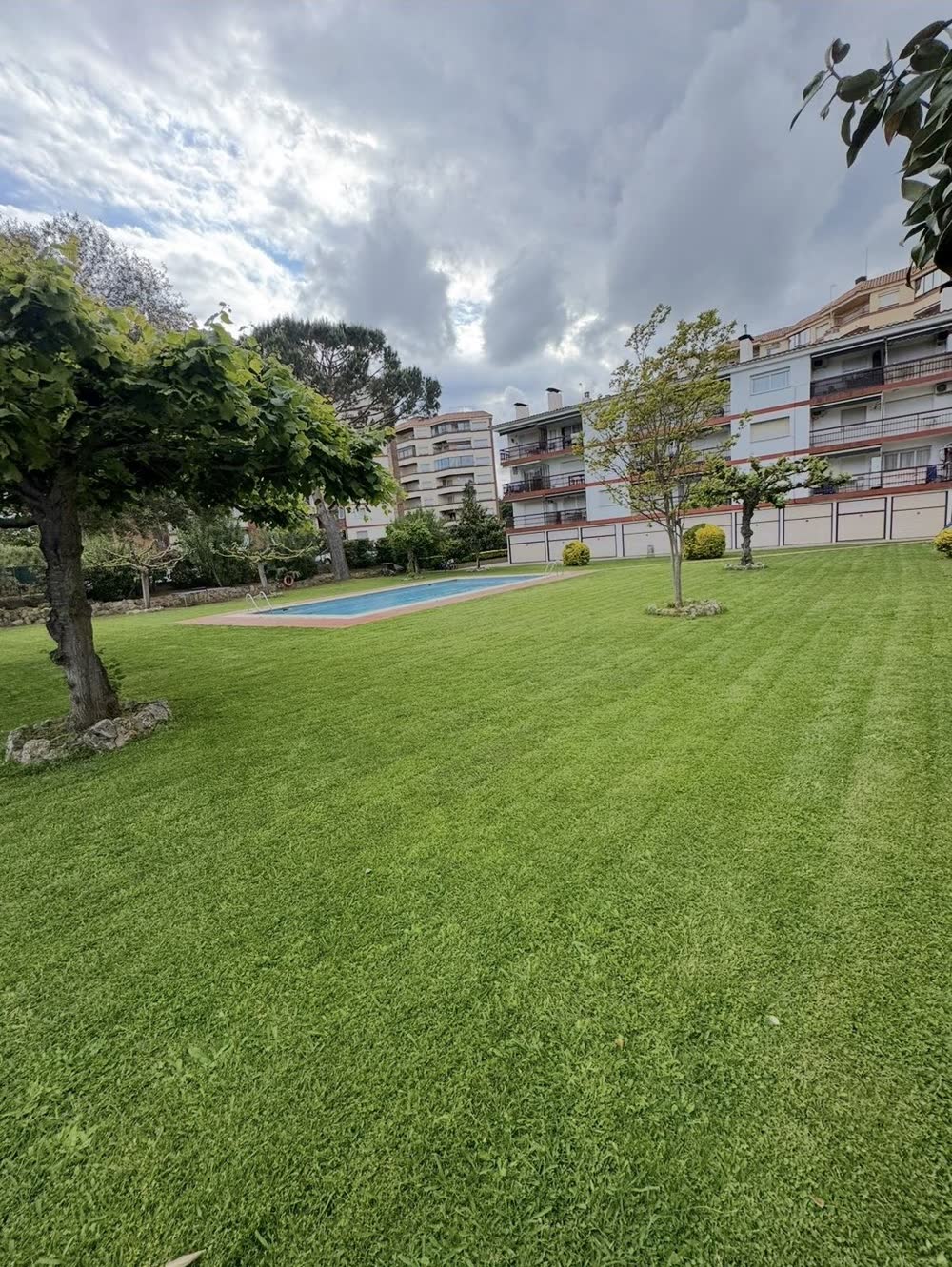 Mantenimiento de zonas verdes para comunidades de vecinos en la Costa Brava — trabajo real de Jardinería Vida Verde