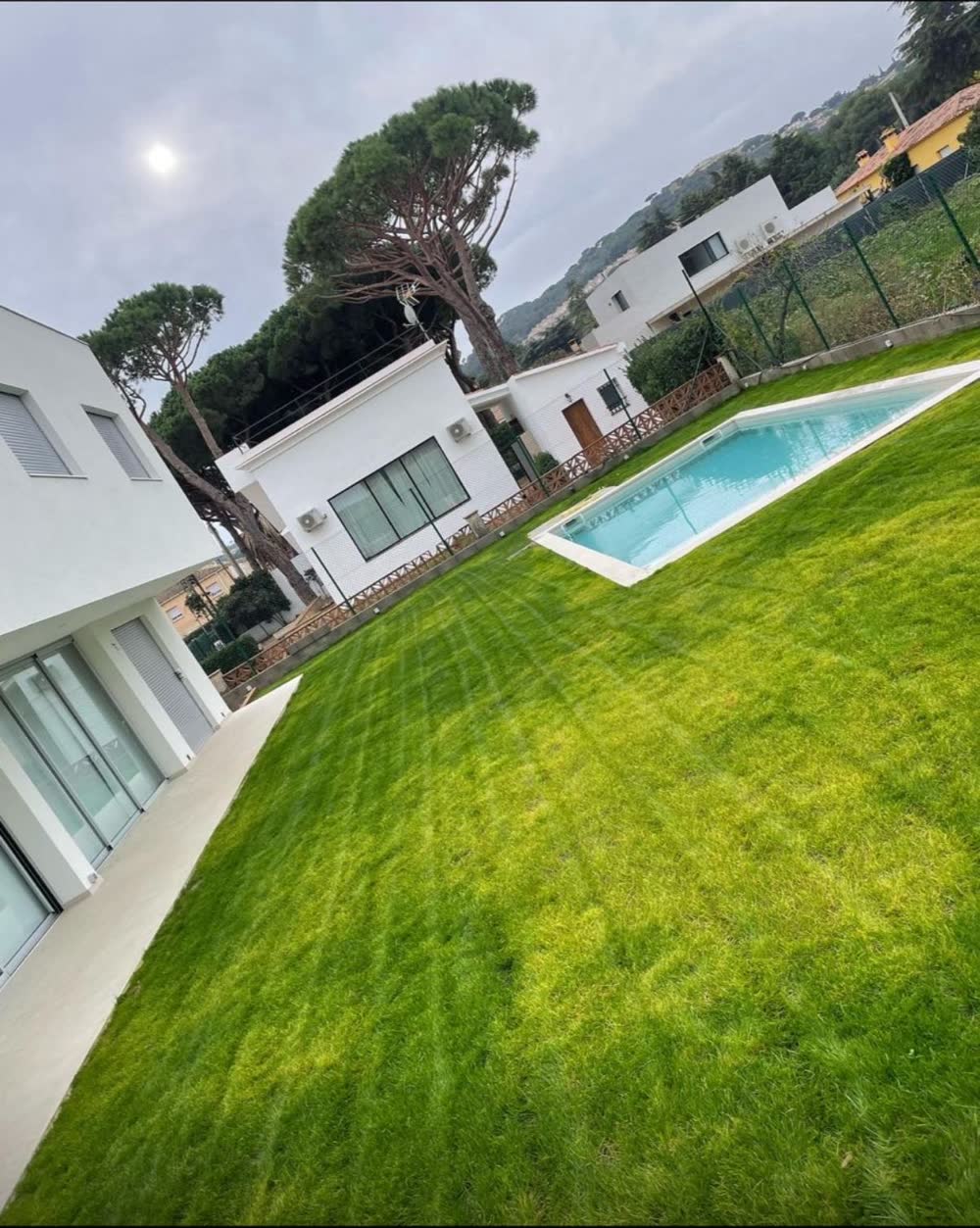 Mantenimiento de jardines en toda la Costa Brava — detalle del trabajo