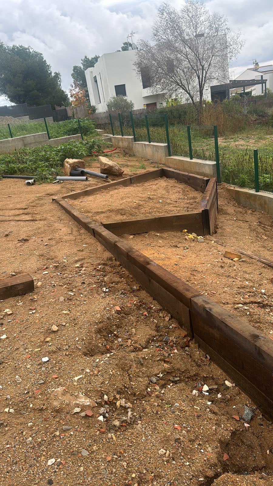 Puesta a punto de jardines abandonados en la Costa Brava — trabajo real de Jardinería Vida Verde