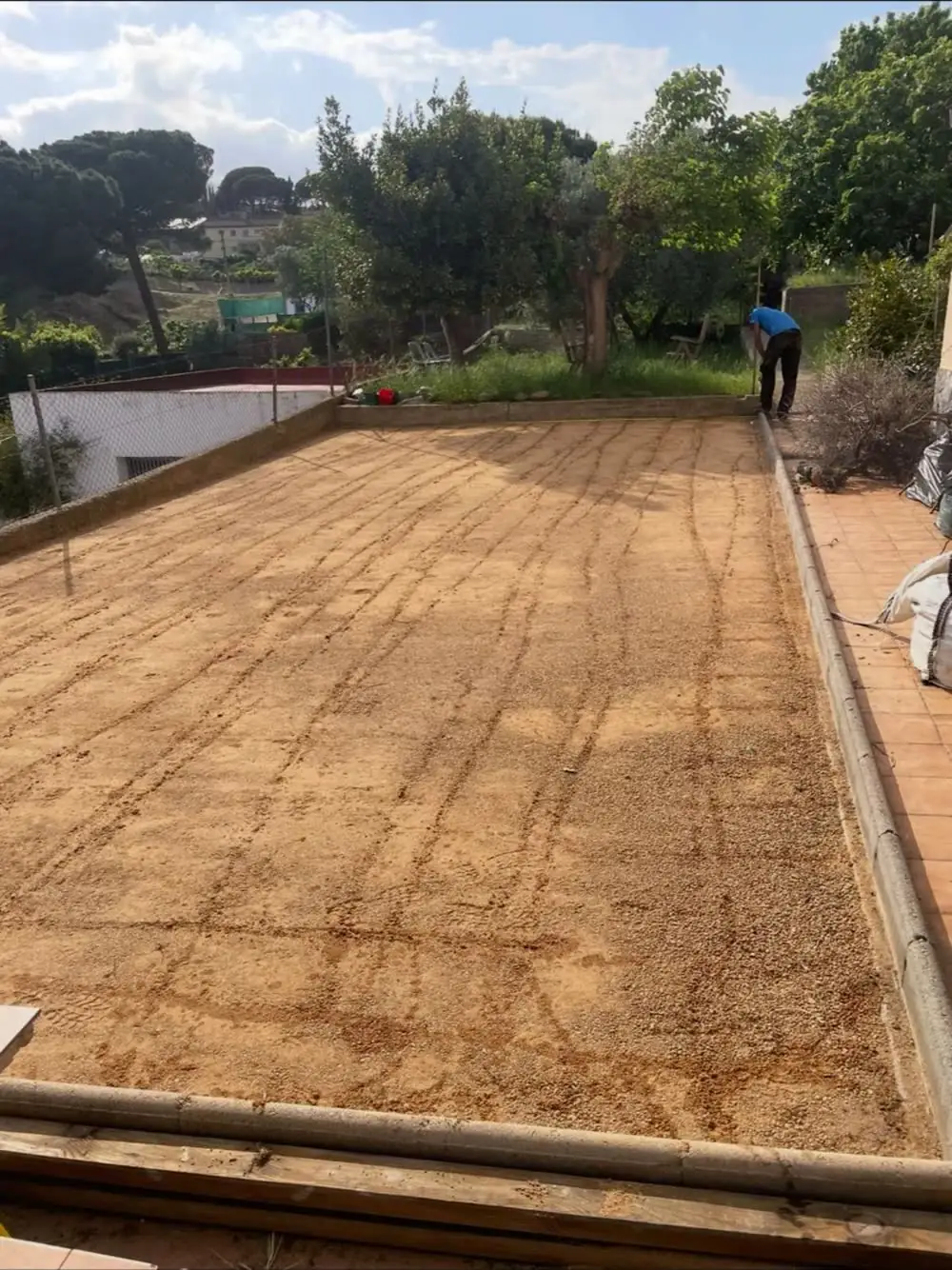Terraza con la tierra preparada antes de instalar el césped