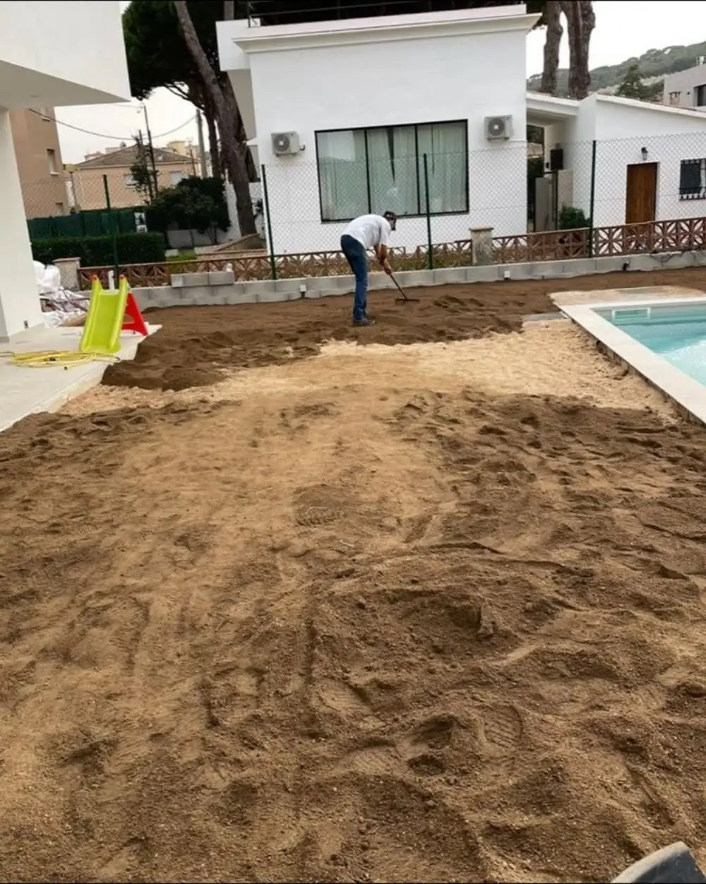 Preparación del terreno para césped