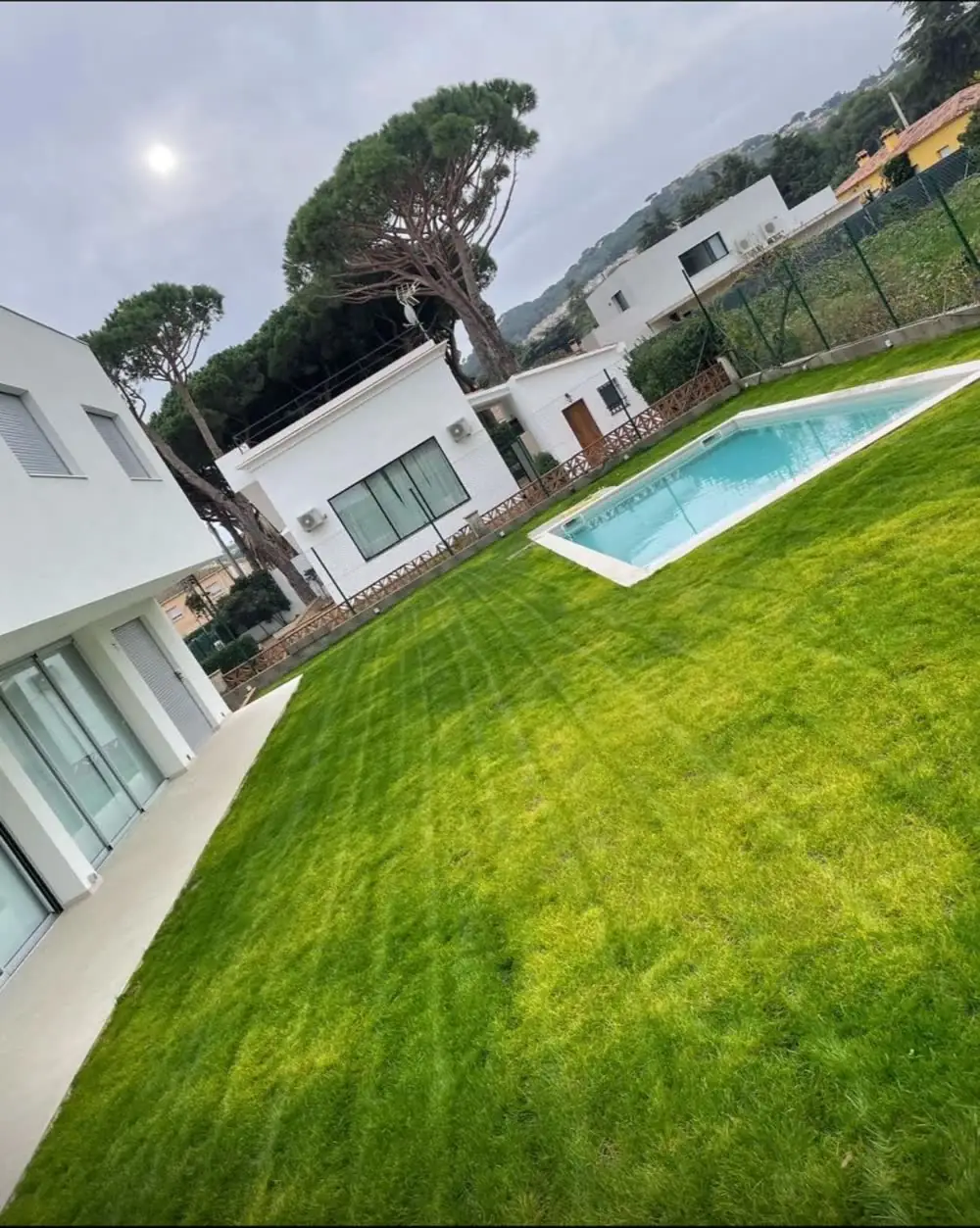 Césped renovado junto a la piscina