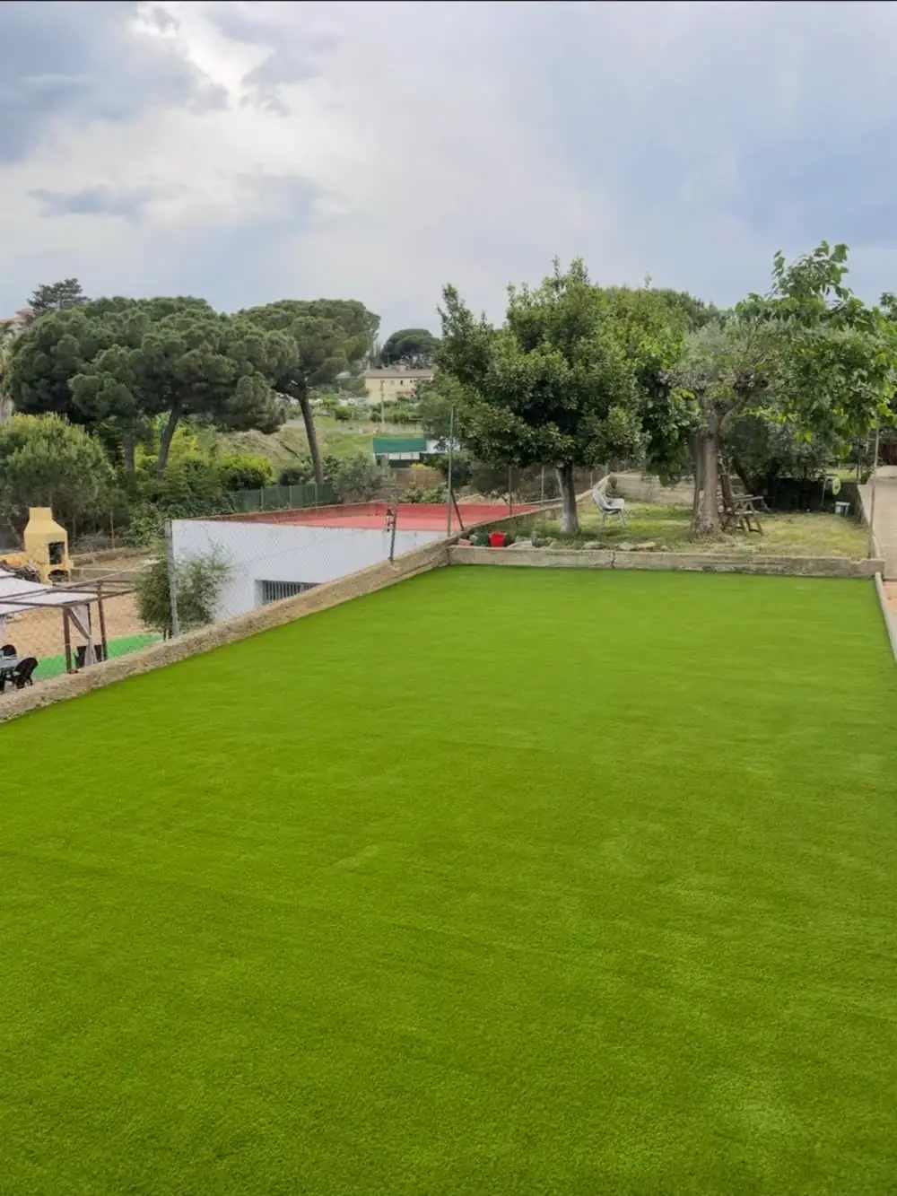 Terraza después de instalar el césped